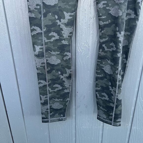 Fabletics Womens Large Dark Camo On-The-Go PowerHold® High-Waisted Capri - Picture 6 of 11